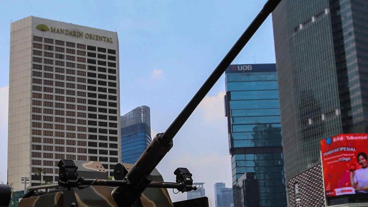 Parade Alusista TNI saat melintas di kawasan Bundaran HI di Jakarta, Selasa (3/10/2023) usai gladi bersih HUT TNI.