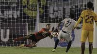 Kiper Sriwijaya FC, Teja Paku Alam, berhasil menghalau bola tendangan penalti Dedik Setiawan pada laga perempat final Piala Presiden di Stadion Manahan, Solo, Minggu, (4/2/2018). Sriwijaya FC menang 3-1 atas Arema FC. (Bola.com/M Iqbal Ichsan)