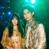 Idol sekaligus aktris asal Korea Selatan tersebut tampil memikat dalam balutan trench coat motif plaid dari koleksi Burberry Spring 2026 Ready-to-Wear, menghadirkan nuansa klasik British yang dipadukan sentuhan youthful khas dirinya.. [@luresmagazine].