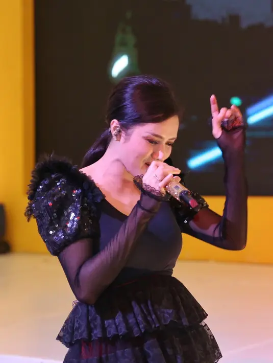 "Sebenarnya kalau nyoba jenis (genre) baru itu aku dapat tantangan dari Mas Dhani. Awalnya sih enggak pede, makanya gandeng anak-anak muda yang kekinian banget. Alhamdulillah hasilnya lumayan," Mulan Jameela menguraikan. (Nurwahyunan/Bintang.com)