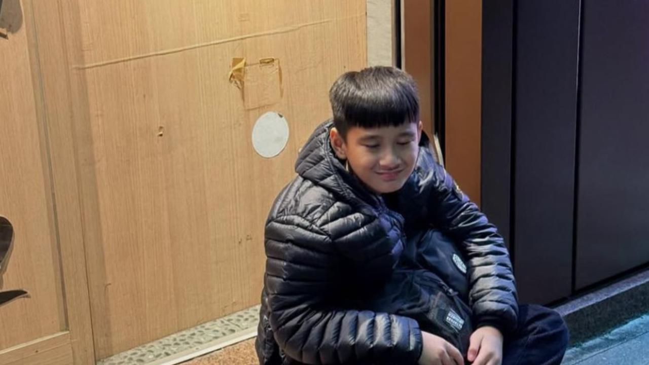 5 Potret Raffi Ahmad Abadikan Momen Rafathar Duduk di Emperan Depan Toko Jepang, Ekspresi Polos Jadi Sorotan