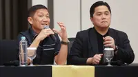 Ketua Persatuan Sepak Bola Seluruh Indonesia (PSSI), Erick Thohir dan Direktur Utama PT Liga Indonesia Baru (LIB) Ferry Paulus, memberikan keterangan saat jumpa pers di Menara Danareksa, Jakarta Pusat, Kamis (20/6/2024). (Bola.com/M Iqbal Ichsan)