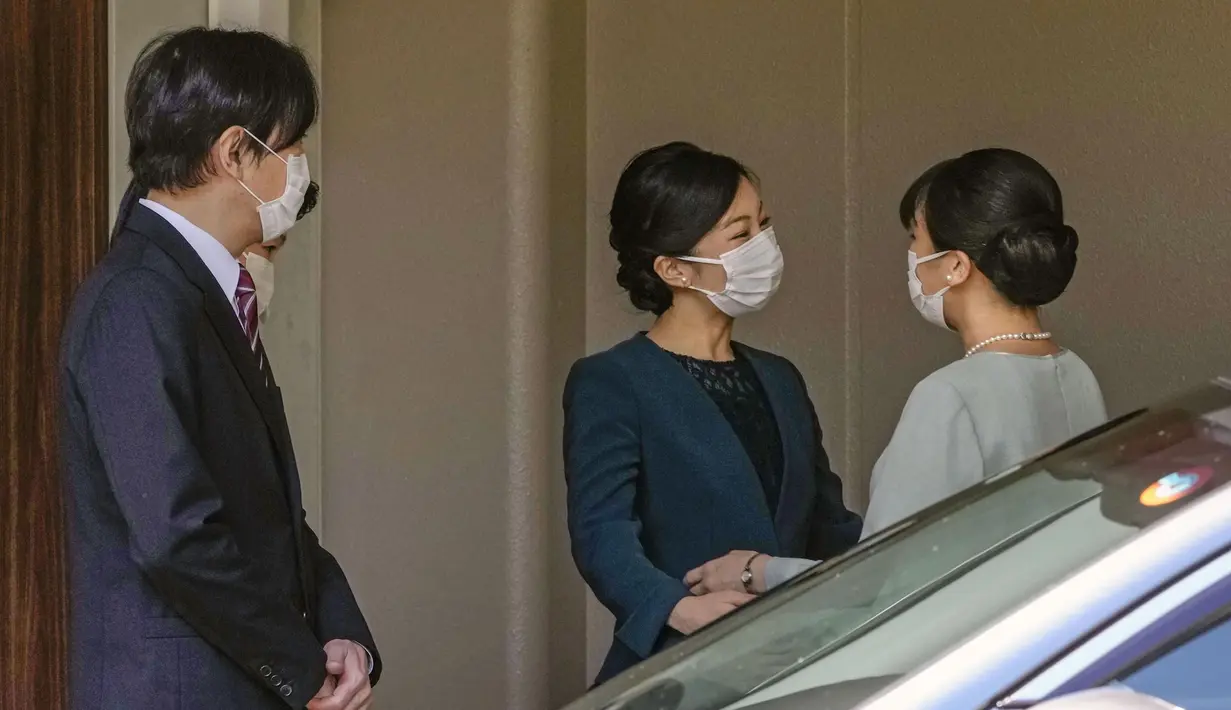 Putri Mako dari Jepang dan saudara perempuannya Putri Kako berbincang sebelum meninggalkan rumahnya di Istana Akasaka, Tokyo, Selasa (26/10/2021). Putri Mako resmi telah kehilangan status kerajaannya setelah menikahi teman kuliahnya, Kei Komuro pada Selasa (26/10). (Koki Sengoku/Kyodo News via AP)