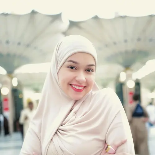 Potret Rebecca Klopper Menunaikan Ibadah Umrah, Berbusana Syari hingga  Bercadar - ShowBiz Liputan6.com