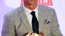 Penyerang Real Madrid, Cristiano Ronaldo berpose dengan sepatu emas keempatnya di Madrid, Spanyol, Selasa (13/10). Ronaldo kembali menerima Golden Boot dan merupakan gelar keempat bagi dirinya setelah mencetak 48 gol. (AFP PHOTO/JAVIER Soriano)