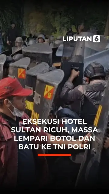 Eksekusi Hotel Sultan Ricuh, Massa Lempari Botol dan  Batu Ke TNI Polri
