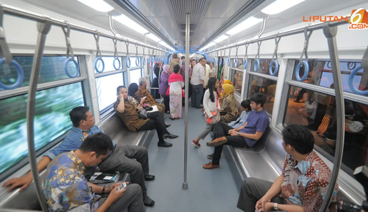 Mimpi untuk melihat meluncurnya moda transportasi massal seperti mass rapid transit (MRT) dan monorel di Jakarta akan segera terwujud. Usai pembangunan MRT di dua rute green and blue line kini direstui.(Liputan6.com/Herman Zakharia)