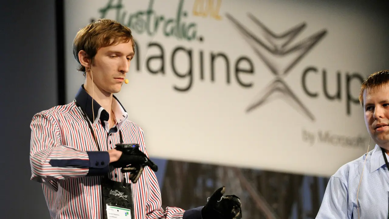 Sarung tangan EnableTalk yang ditunjukkan oleh programmer Anton Stepanov. (Microsoft)