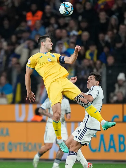 <p>Ukraina dimotori Mykhalio Mudryk membuat pertahanan Italia tak bisa bersantai. Peluang dari Mudryk dan Georgiy Sudakov yang masih bisa ditangani kiper Gianluigi Donnarumma. (AP Photo/Martin Meissner)</p>