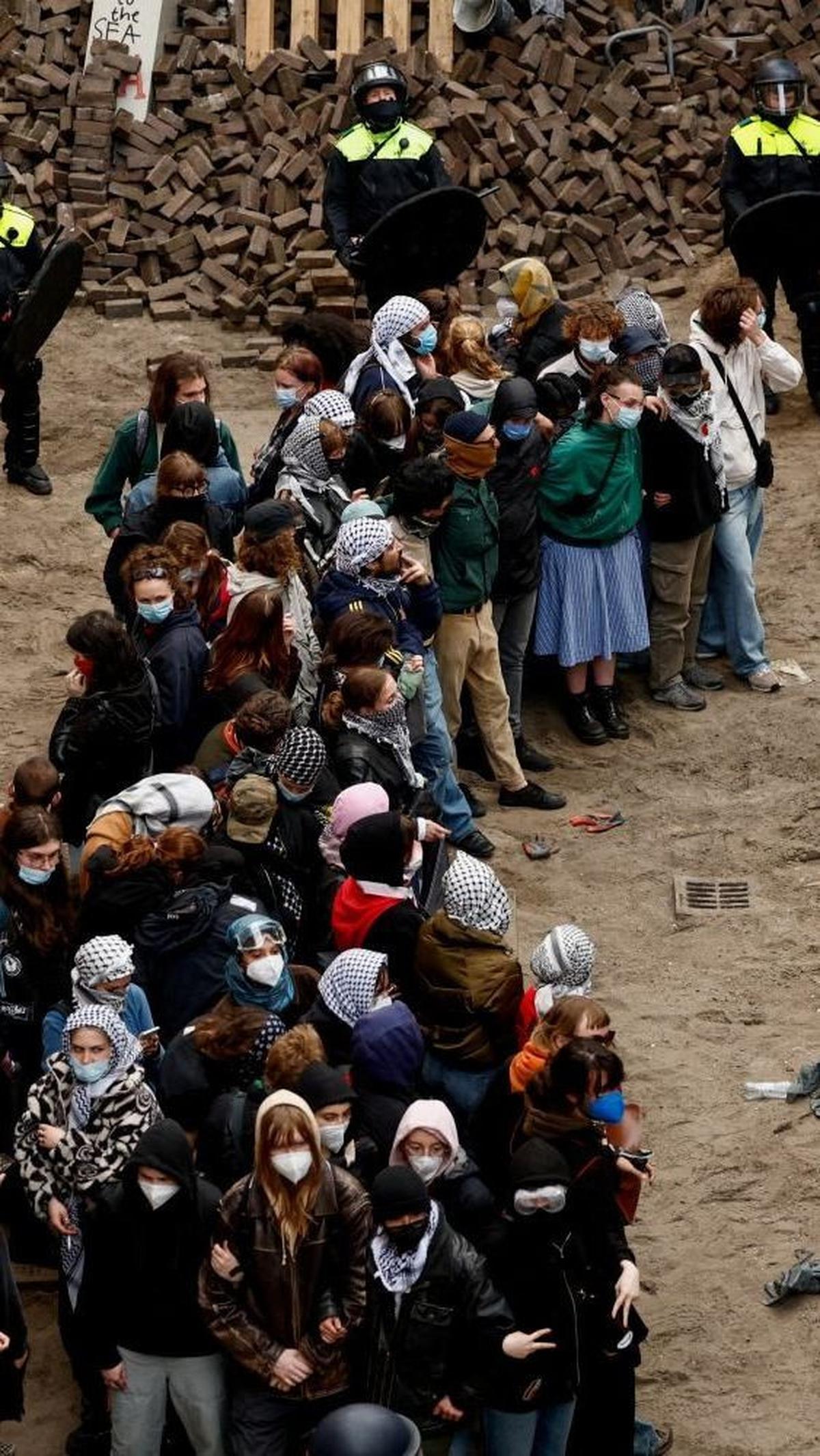 Aksi yang digelar sebagai bentuk protes terhadap perang Israel di Gaza ini juga mengikuti aksi protes di universitas-universitas besar di Amerika Serikat. Foto: REUTERS / Piroschka van de Wouw