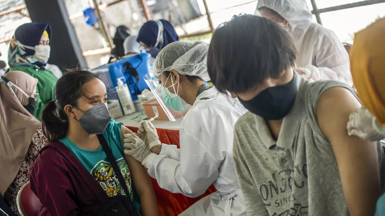 FOTO: Klinik Vaksinasi COVID-19 Massal Darurat di Surabaya