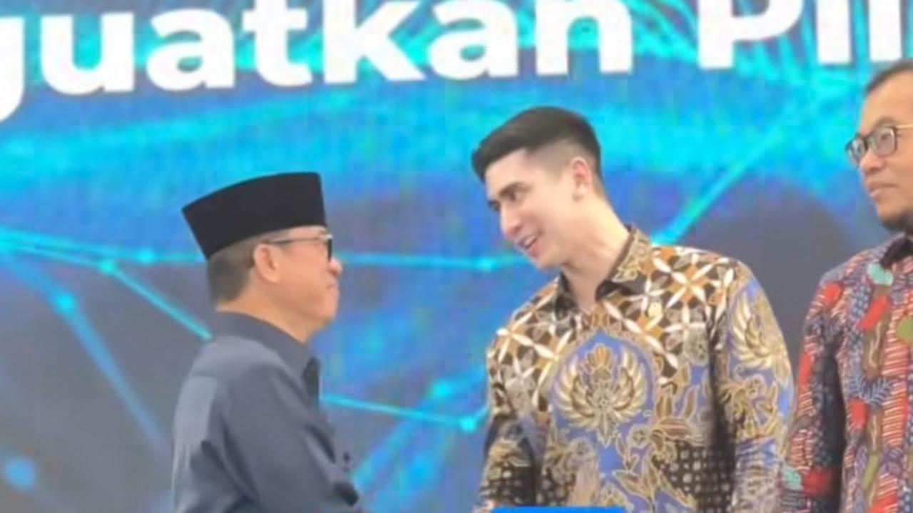 Potret Verrell Bramasta Diserbu Ibu-ibu saat Blusukan ke Karawang, Ada Kejadian Lucu Gerobak Jajanan Roboh