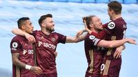 Gelandang Leeds United, Suart Dallas, merayakan golnya ke gawang Manchester City pada pertandingan Premier League 2020/2021. (AFP/Michael Regan)