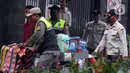 Petugas Satuan Polisi Pamong Praja (Satpol PP) membawa sepeda pedagang kopi keliling saat penertiban di kawasan Bundaran HI, Jakarta, Jumat (25/8/2023). (merdeka.com/Imam Buhori)