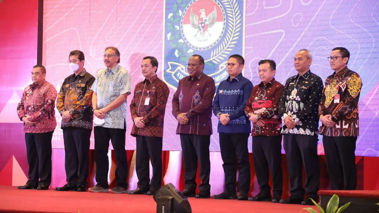 Kemendagri memberikan  penghargaan kepada daerah yang telah menyelesaikan batas daerah provinsi. (Ist)