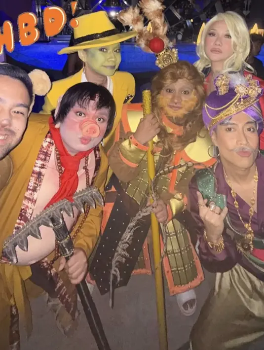 <p>Fadil Jaidi dan Keanu tampil totalitas, Keanu mengenakan kostum Cut Pat Kai lengkap dengan hidung babi dan perut buncit. Fadil mengenakan kostum Song Go Kong lengkap dengan rambut dan jenggot berbulu. [@fadiljaidi]</p>