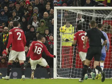 Gelandang Manchester United, Casemiro (kedua kiri) saat mencetak gol ke gawang Bournemouth pada pertandingan lanjutan Liga Inggris di Old Trafford di Manchester, Inggris, Rabu (4/1/2023). Manchester United menang telak atas Bournemouth dengan skor 3-0. (AP Photo/Dave Thompson)
