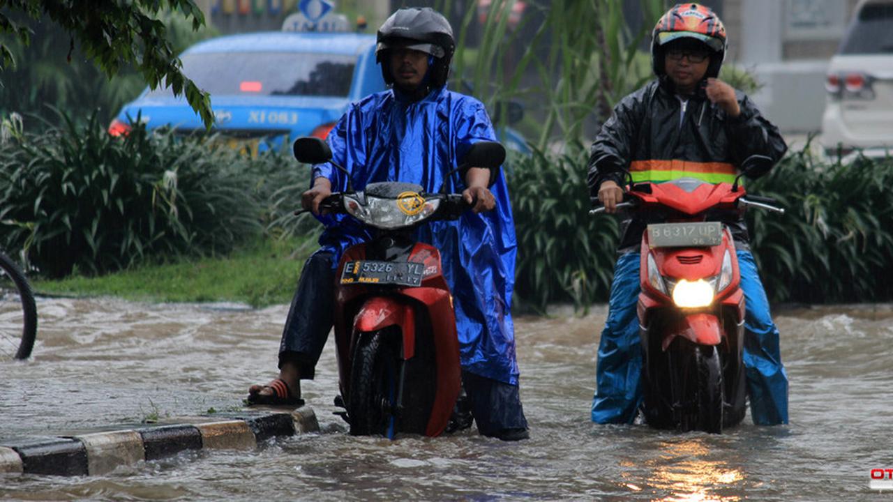 Kendaraan Musim Hujan (Foto: Nazar)