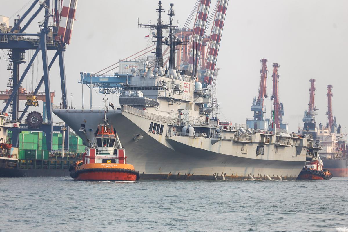 Melihat Kapal Induk Giuseppe Garibaldi Bersandar di Tanjung Priok