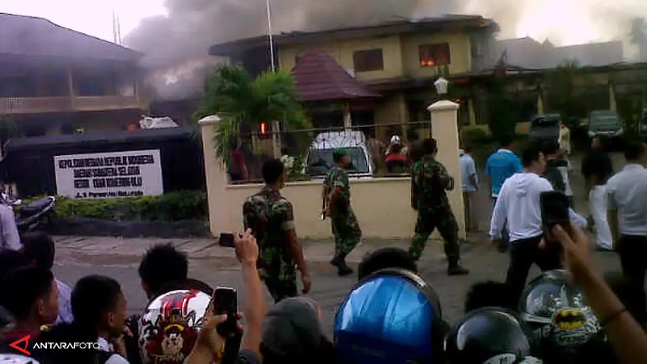 bakar-mapolres-130308b1.jpg