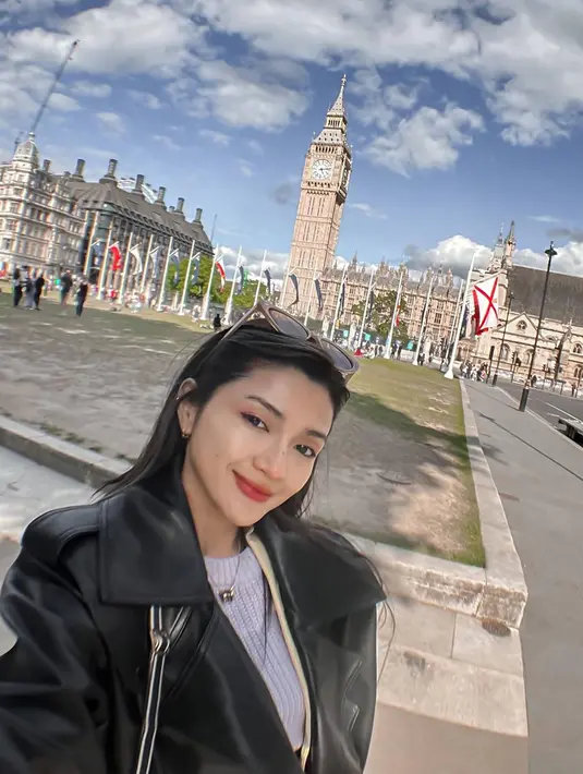 Dalam media sosial Instagram pribadinya, aktris yang kini sudah berusia 31 tahun ini memang banyak membagikan berbagai aktivitas sehari. Mulai dari gaya OOTD hingga berbagai momen seru saat jalani travelling. Selalu tampil flawless bak idol KPop, Furry pun tidak jarang menuai banyak pujian. (Liputan6.com/IG/furrycitra)