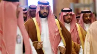 Mohammed bin Salman (tengah) (AFP)