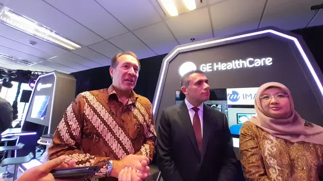 CEO GE Healthcare International, Elie Chaillot (tengah) tentang alasan mengadirkan pusat pelatihan dan inovasi di Indonesia.