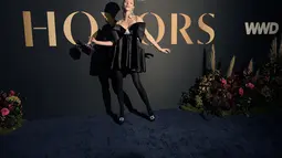 Coco Rocha berpose saat menghadiri WWD Honors Awards yang diselenggarakan oleh Women's Wear Daily di Cipriani South Street di New York pada Selasa, 25 Oktober 2022. Model Kanada Coco Rocha, 34, tampil modis dalam gaun hitam pendek yang tebal dengan pita besar di atas badan. (Michael Loccisano/Getty Images/AFP)