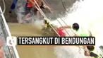 Seorang remaja Thailand diselamatkan setelah kakinya tersangkut di pintu air bendungan. Beruntung, korban tidak mengalami luka apapun.