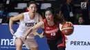 Pebasket putri Indonesia, Christine Aldora Tjundawan (kanan) menghindari kawalan pemain Korea, Lim Yunghui pada babak penyisihan Grup X Basket Putri Asian Games 2018 di Jakarta, Rabu (15/8). Indonesia kalah 40-108. (Liputan6.com/Helmi Fithriansyah)