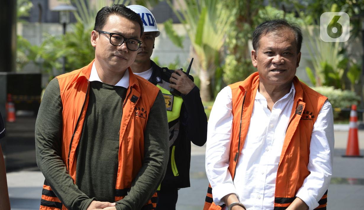 Direktur Utama Perum Perindo, Risyanto Suanda (kiri) dan Ibnu Ghopur penyuap Bupati Sidoarjo Saiful Ilah (kanan) berjalan masuk akan menajalani pemeriksaan oleh penyidik di Gedung KPK, Jakarta, Kamis (16/1/2020).  (merdeka.com/Dwi Narwoko)