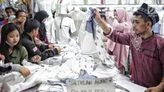 Pengunjung memilih busana muslim di Pasar Tanah Abang Blok A, Jakarta, Minggu (5/5/2019). Warga Jakarta dan sekitarnya sudah mulai memadati kawasan tersebut untuk berbelanja perlengkapan dan kebutuhan menyambut bulan Ramadan. (Liputan6.com/Faizal Fanani)