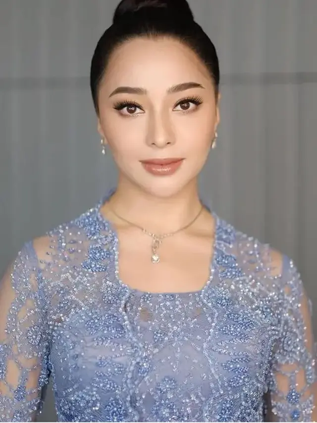 Nikita Willy dengan kebaya hamil. [@askyfebrianti]