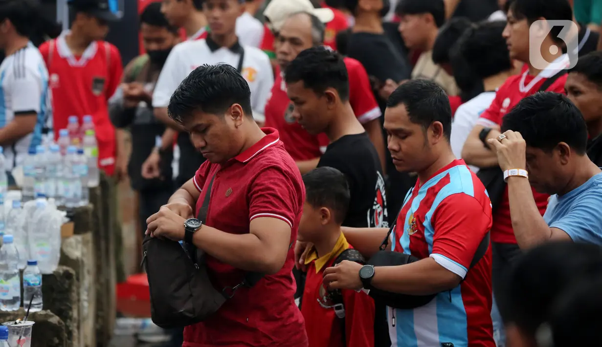 Kanit Reskrim Polsek Tanah Abang, Kompol Kukuh Islami menerangkan, pelaku awalnya membeli tiket kategori 3 atau cat 3. Tiket itu kemudian dipalsukan untuk dijual. Adapun, satu tiket palsu tersebut dibandrol dengan harga Rp 650 ribu. (Bola.com/M. Iqbal Ichsan)