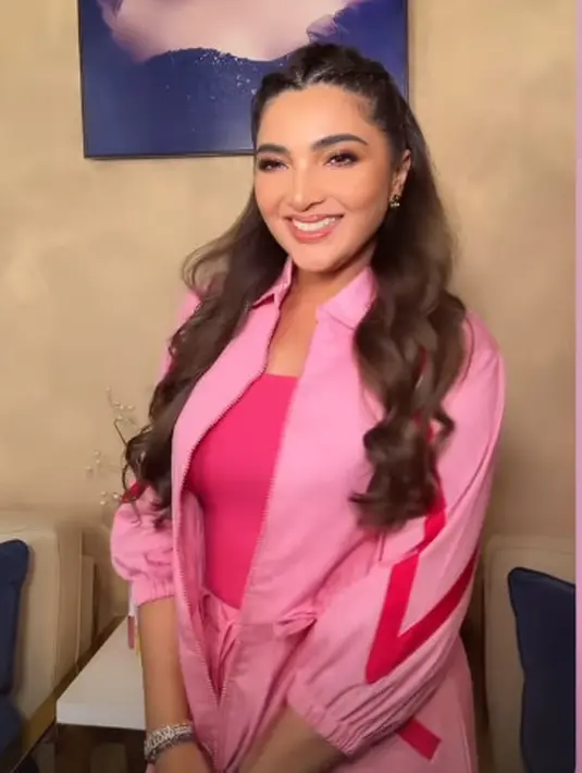 Ashanty tampil bergaya sporty dengan outfit bernuansa pink yang stylish bak remaja [@ashanty_ash]