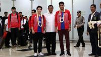 Juara Dunia Bulutangkis Ganda campuran Indonesia, Tontowi Ahmad dan Liliyana Natsir mendapat sambutan dari Ketua Umum PBSI, Wiranto saat tiba di Bandara Soekarno-Hatta, Cengkareng (29/8/2017).  (Bola.com/Nicklas Hanoatubun)