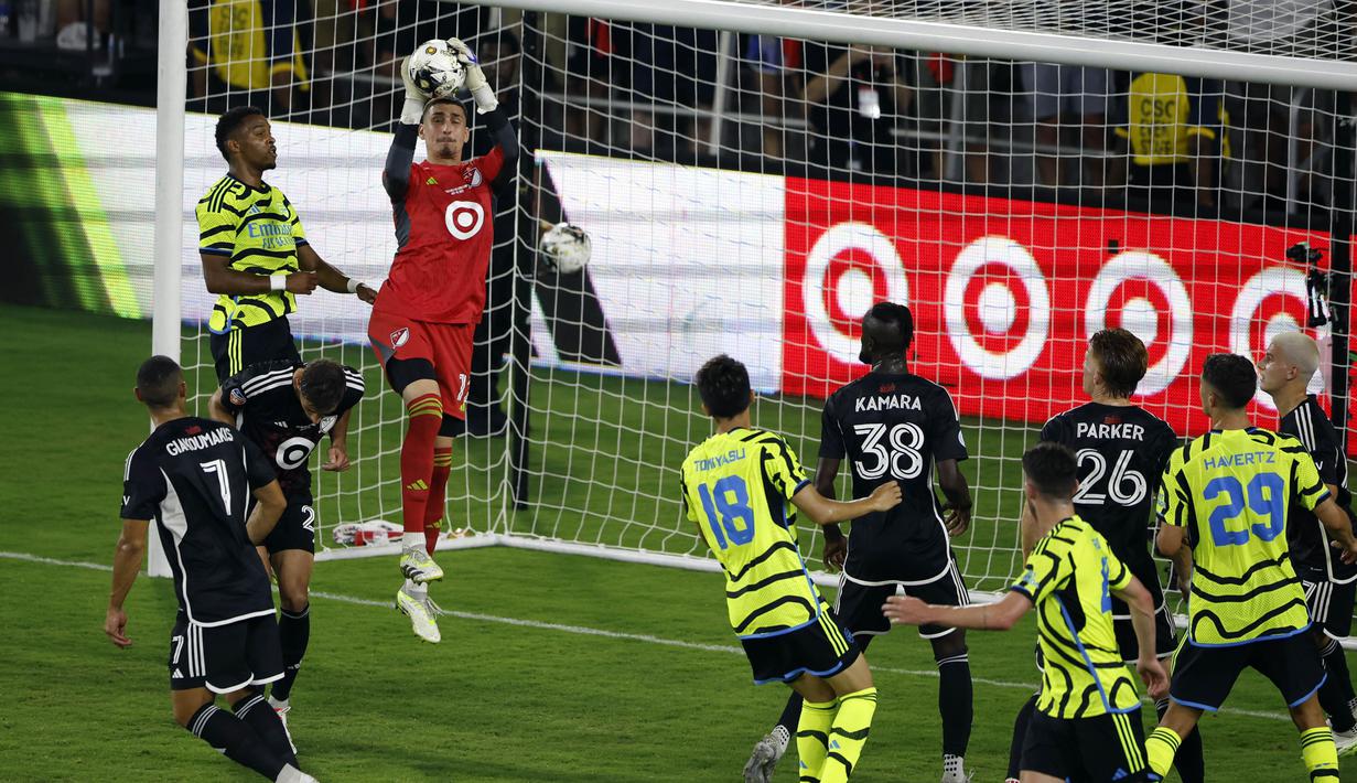 Kiper MLS-All Stars, Djordje Petrovic, berhasil menangkap bola saat pertandingan melawan Arsenal yang berlangsung di Audi Field, Washington (19/7/2023). (AFP/ Getty Images/Tasos Katopodis)