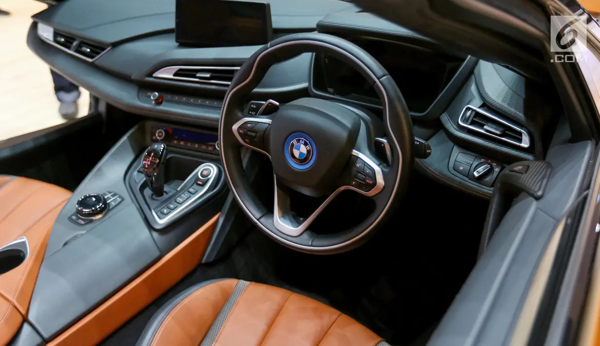 Desain interior mobil hybrid tenaga listrik BMW i8 Roadster dipamerkan dalam GAIKINDO Indonesia International Auto Show 2019 di ICE BSD, Tangerang, Jumat (19/7/2019). Mobil kombinasi BMW TwinPower Turbo dan teknologi BMW eDrive mampu menghasilkan tenaga maksimal 374 hp. (Liputan6.com/Fery Pradolo)