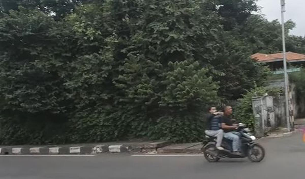 Rumah tersebut berada tepat di pinggir jalan besar dan bersebelahan dengan gang pemukiman warga.