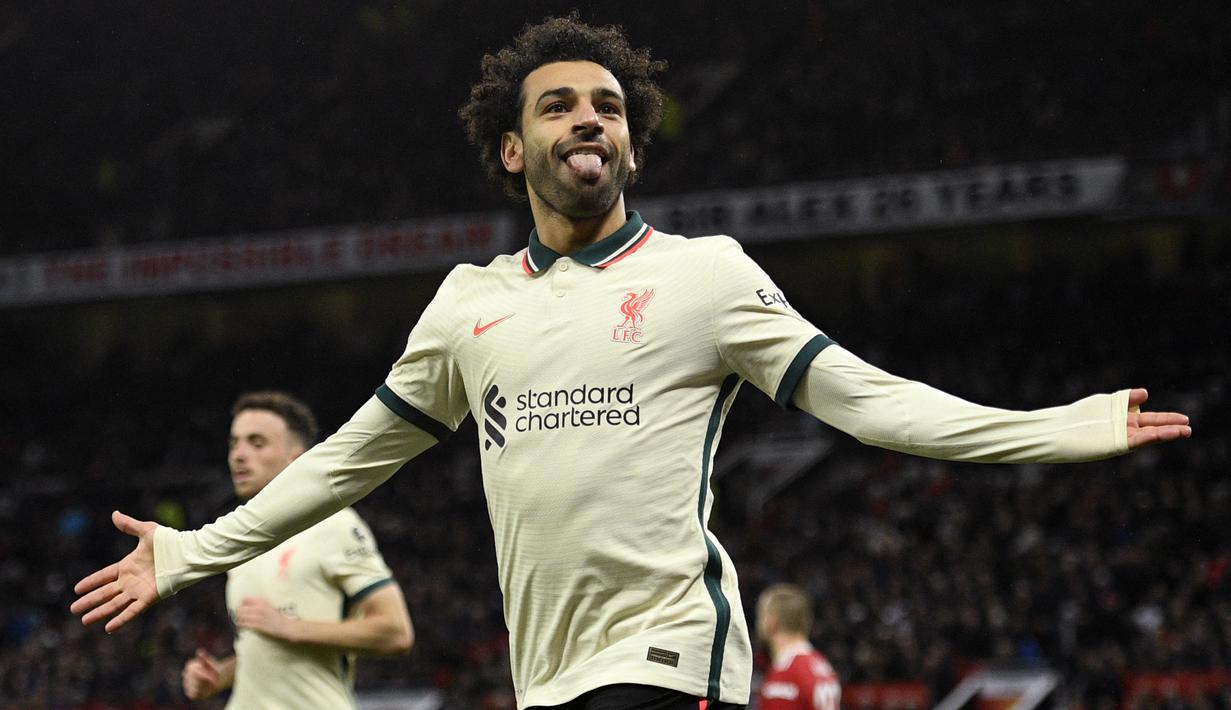 Luar biasa Mohamed Salah! Tiga golnya bagi Liverpool ke gawang Manchester United di Old Trafford, Minggu (24/10/2021) menjadi pukulan telak bagi Setan Merah dan tentunya pembuktian untuk sang rival, Cristiano Ronaldo yang telah kenyang dengan berbagai rekor. (AFP/Oli Scarff)