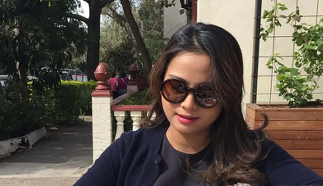 Ketika berjuang, Acha memang sempat menyerah dan meminta dilakukannya operasi persalinan. Namun ia tetap diberikan semangat oleh sang dokter untuk mengatur pernapasan dengan benar. (Instagram/septriasaacha)