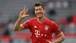 1. Robert Lewandowski (Bayern Munchen) - Pemain berusia 32 tahun ini tampil sangat mengagumkan sepanjang tahun 2020. Robert Lewandowski juga berhasil meraih penghargaan sebagai Pemain Terbaik Pria The Best FIFA Football Awards 2020. (AFP/Christof Stache/various sources)