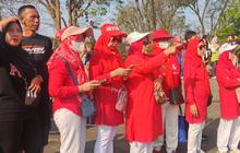 Kompak Pakai Baju Merah, Emak-Emak Bandung Antusiasi Saksikan Upacara Bendera HUT ke-80 RI di Lapangan Gasibu