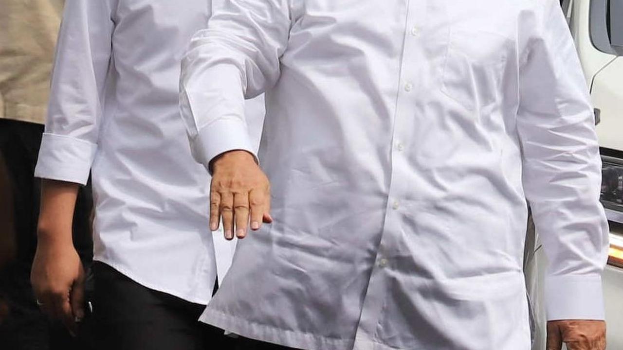 Mereka terlihat berjalan dengan penuh percaya diri dan kompak mengenakan kemeja putih-putih.