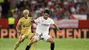 Gelandang Sevilla, Isco mengontrol bola dari kawalan bek Barcelona, Sergi Roberto selama pertandingan lanjutan La Liga Spanyol di Seville, Spanyol, Sabtu (3/9/2022). Barcelona menang telak atas Sevilla 3-0. (AP Photo/Jose Breton)