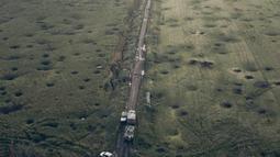 Pemandangan lapangan yang penuh dengan kawah akibat pengebomam dekat Izium, wilayah Kharkiv, Ukraina, 13 September 2022. Amerika Serikat mengonfirmasi pasukan Ukraina membuat kemajuan besar-besaran dalam serangan baliknya terhadap tentara Rusia di Kharkiv dalam beberapa waktu terakhir. (AP Photo/Kostiantyn Liberov)