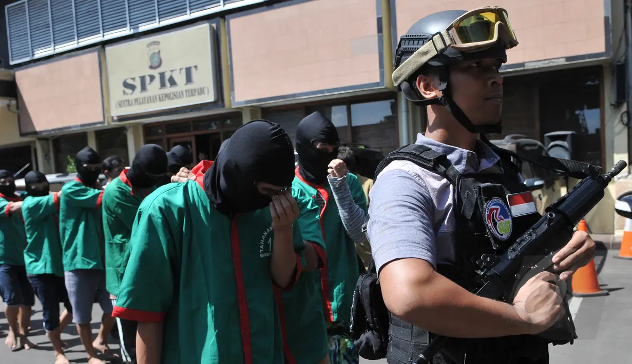 Satuan Narkoba Polres Metro Jakarta Barat berhasil menangkap 41 tersangka pengedar narkoba, Jakarta, Kamis (30/4/2015). Penangkapan tersebut setelah dilakukan operasi selama sepekan (21-29 April). (Liputan6.com/Herman Zakharia)