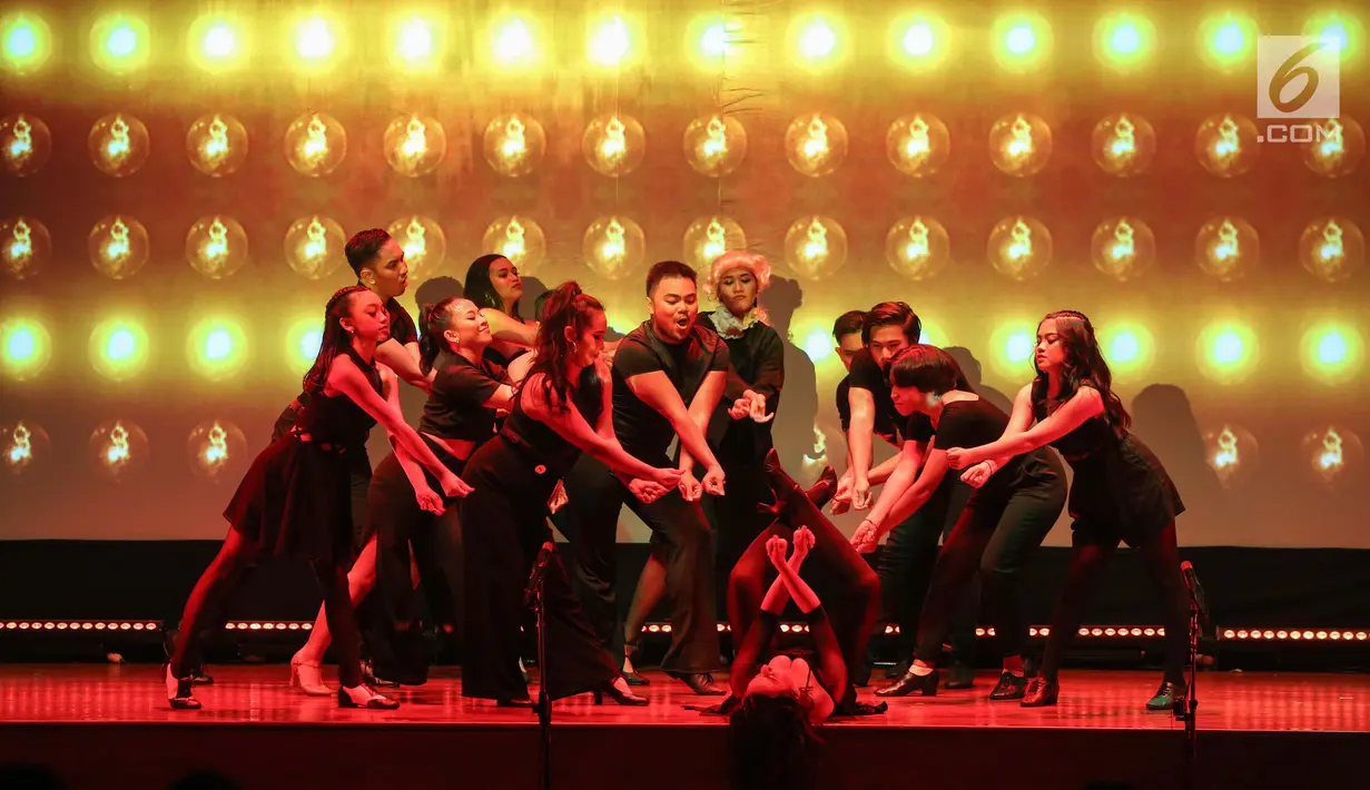 Pemain menghibur penonton pada pertunjukan broadway bertajuk What I Did For Love di Soehanna Hall, Jakarta Selasa (27/8/2019). What I Did For Love menampilkan lebih dari 40 lagu-lagu broadway dan dikemas dalam sebuah pertunjukan teater musikal. (Liputan6.com/Fery Pradolo)