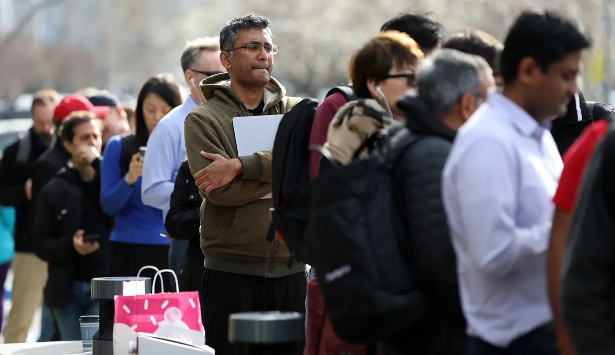 Antrean nasabah untuk mencoba mengambil kembali dana mereka di luar kantor Silicon Valley Bank di Santa Clara, California, Senin (13/3/2023). Pekan lalu, bank terbesar ke-16 di Amerika Serikat, Silicon Valley Bank bangkrut hanya dalam dua hari. (Justin Sullivan/Getty Images/AFP )