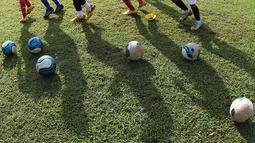 Anak-anak usia di bawah 14 tahun yang tergabung dalam Imran Soccer Academy (ISA) berlatih di Lapangan Kampus Trisakti, Ciangsana, Gunung Putri, Bogor. (Bolacom/Arief Bagus)